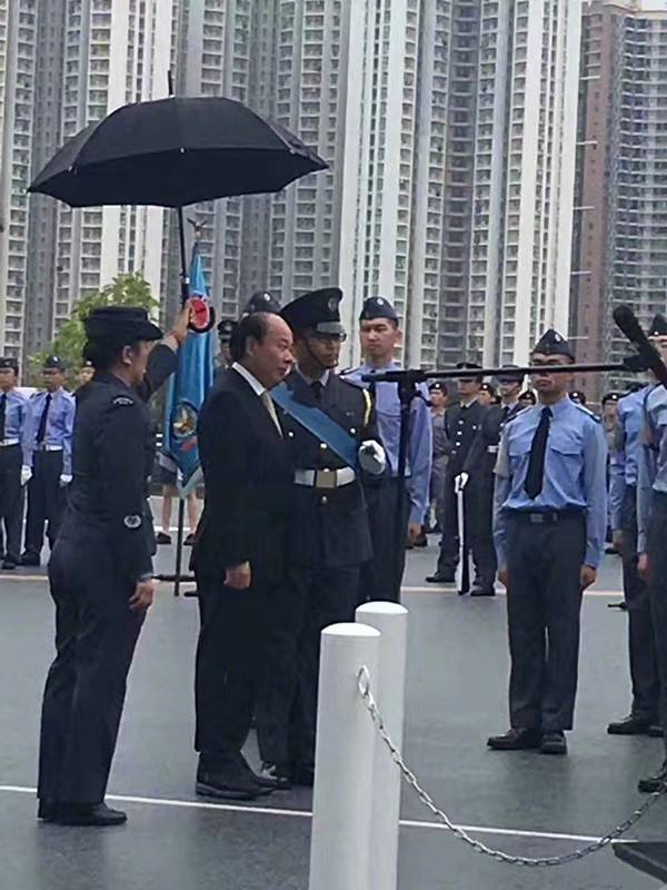 恒裕龚俊龙夫妇香港检阅蓝帽子部队